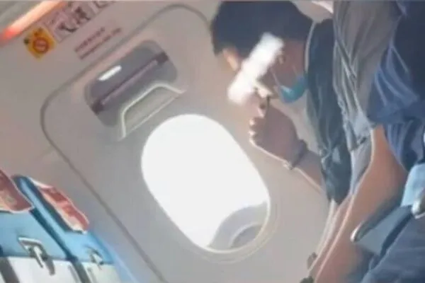 中國一名男子在飛機上多次吸食電子煙。（翻攝自微博）