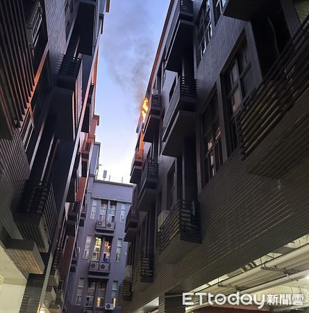 ▲▼太平一家出租套房的床墊暗夜起火，警消10多分鐘後撲滅，屋內沒人。（圖／民眾提供，下同）
