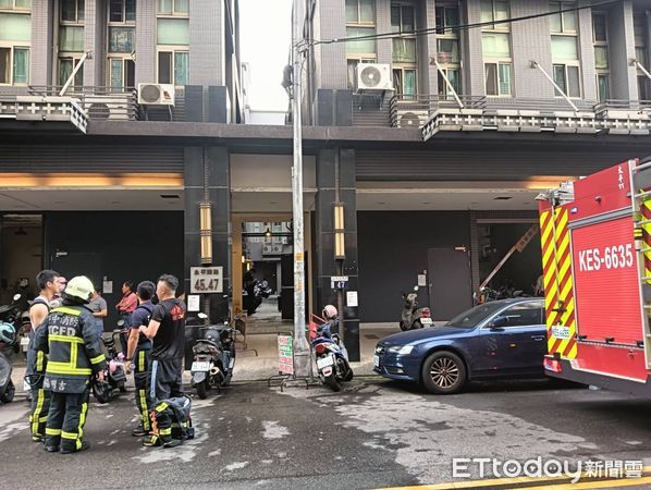 ▲▼太平一家出租套房的床墊暗夜起火，警消10多分鐘後撲滅，屋內沒人。（圖／民眾提供，下同）