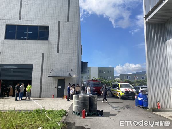 ▲▼蘇澳鎮頂強路一間珠寶加工場傳火警，釀12人傷。（圖／記者游芳男翻攝，下同）