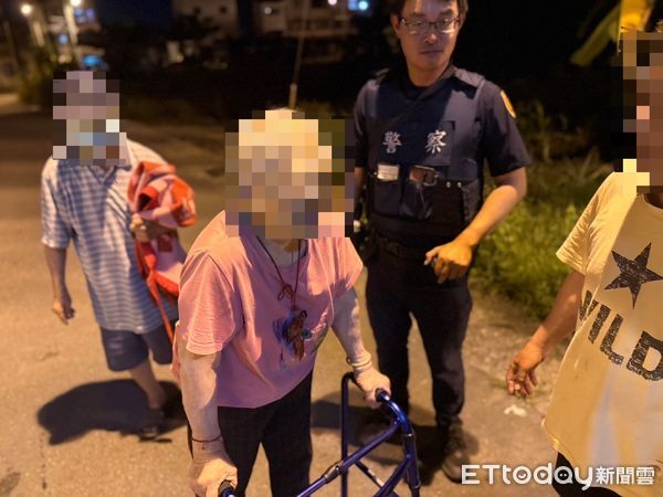 ▲里港警分局員警送阿嬤返家。（圖／記者陳崑福翻攝）