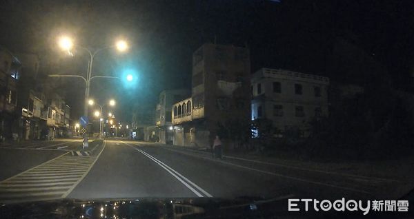 ▲里港警分局員警送阿嬤返家。（圖／記者陳崑福翻攝）