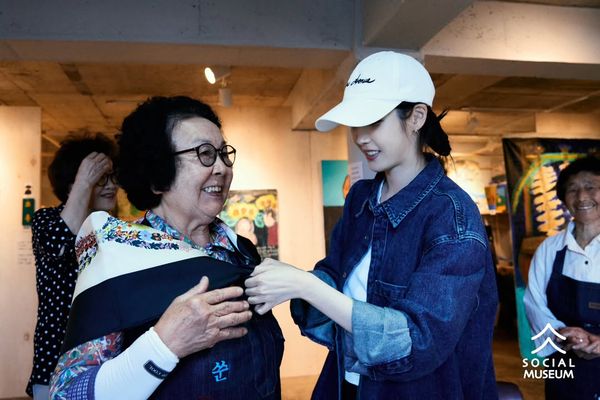 ▲▼IU。（圖／翻攝自Instagram／socialmuseum.kr）