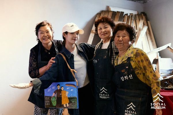 ▲▼IU。（圖／翻攝自Instagram／socialmuseum.kr）