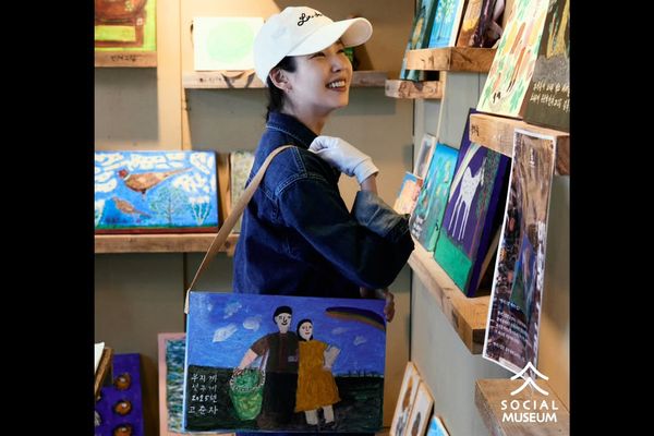 ▲▼IU。（圖／翻攝自Instagram／socialmuseum.kr）