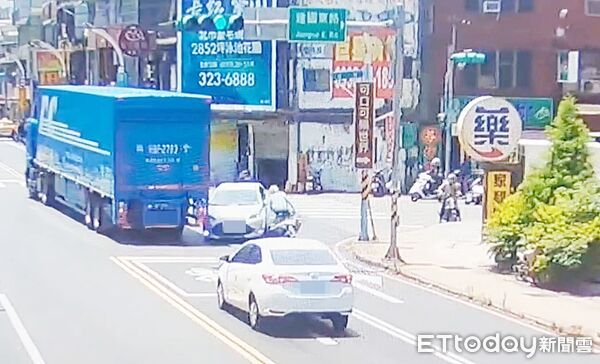 ▲桃園警分局昨天上午攔查併排違停自小客車，駕駛拒檢且逆向逃逸還撞傷騎士。（圖／記者沈繼昌翻攝）