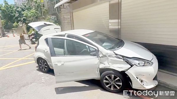 ▲桃園警分局昨天上午攔查並排違停自小客車，駕駛拒檢一路危險駕駛最後撞上民宅鐵門棄車逃逸，車頭嚴重毀損。（圖／記者沈繼昌翻攝）