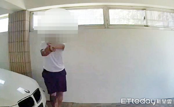 ▲桃園警分局昨天上午攔查並排違停自小客車，駕駛拒檢一路危險駕駛最後撞上民宅鐵門棄車逃逸，員警在民宅車庫內拘捕駕駛陳姓男子到案。（圖／記者沈繼昌翻攝）