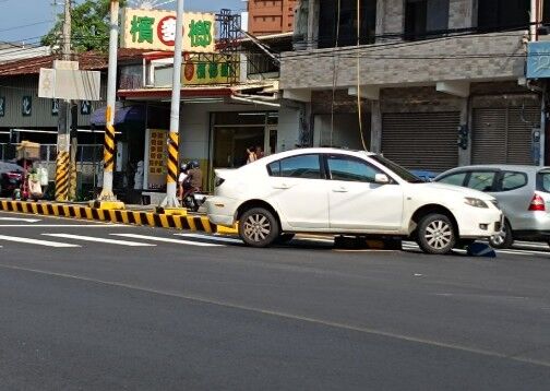 ▲轎車行經彰南路又騎上庇護島。（圖／翻攝自臉書／彰化人大小事）