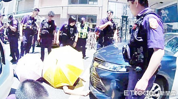 ▲桃園警分局昨天上午攔查並排違停自小客車，桃園與龜山警方圍捕到案後，乘客盧姓男子也負傷倒臥地上等待救護車到場。（圖／記者沈繼昌翻攝）