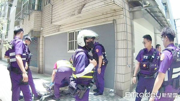 ▲桃園警分局昨天上午攔查並排違停自小客車，桃園與龜山警方在現場圍捕2人。（圖／記者沈繼昌翻攝）