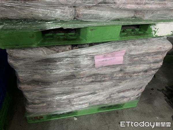 ▲台南衛生局派員稽查虱目魚丸製造工廠，揭露作業環境多處不符規定，限期改善衛生缺失。（圖／記者林東良翻攝，下同）