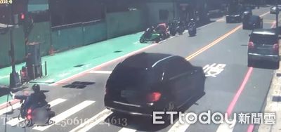 新北機車迴轉被撞!波及無辜女騎士 賓士休旅車肇事...跑了