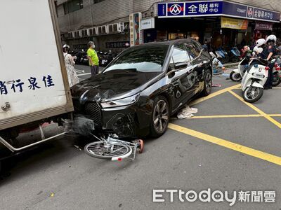 快訊／北市74歲翁開BMW出事了！衝撞16輛機車、單車　1行人送醫