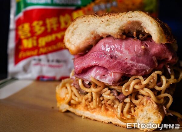 ▲FA BURGER X 營多麵 。（圖／有趣市集提供）