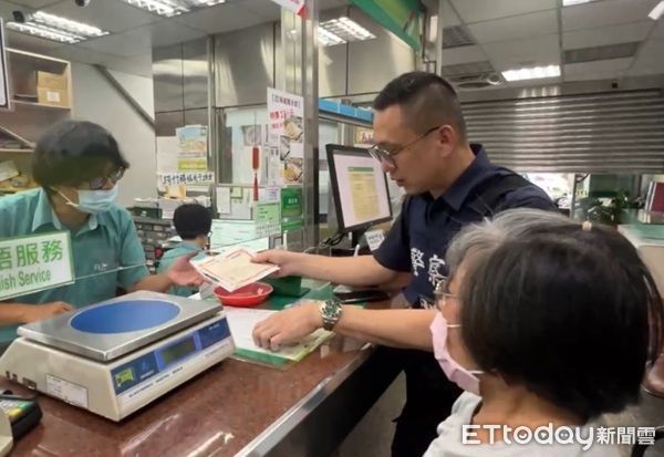 ▲▼在警方和行員耐心勸說下，婦人放解除30萬元定存。（圖／大溪警分局提供）