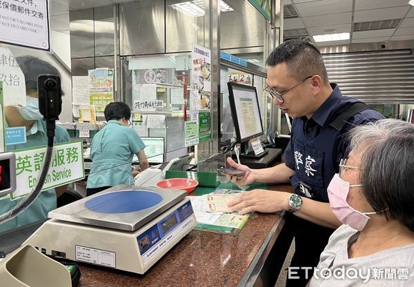 ▲▼在警方和行員耐心勸說下，婦人放解除30萬元定存。（圖／大溪警分局提供）