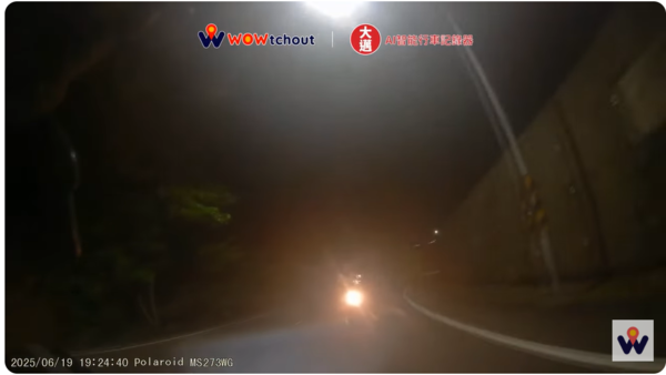 ▲機車騎士19日晚間行駛於屏155鄉道逆向行車。（圖／翻拍wowtchout - 地圖型行車影像分享平台）