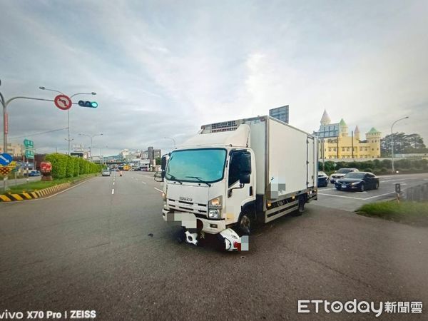 ▲▼             台6線一名女騎士闖紅燈，遭剛起步的貨車撞飛。（圖／記者楊永盛翻攝，下同）