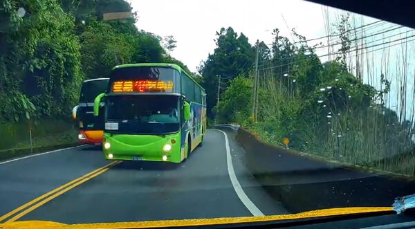 ▲台18線阿里山公路昨日一部公車跨越雙黃線超車，險些釀成意外 。（圖／翻攝臉書社團「綠豆嘉義人」） 