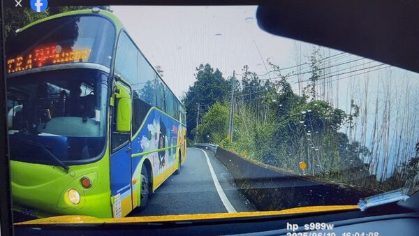 ▲台18線阿里山公路昨日一部公車跨越雙黃線超車，險些釀成意外 。（圖／翻攝臉書社團「綠豆嘉義人」） 