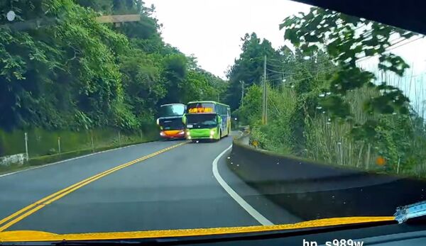 ▲台18線阿里山公路昨日一部公車跨越雙黃線超車，險些釀成意外 。（圖／翻攝臉書社團「綠豆嘉義人」） 