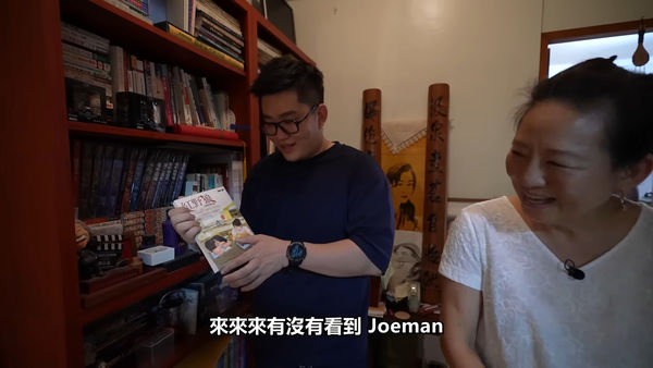 ▲圖書館翻到小說「作者是Joeman」！本尊認證19歲出版：就是我本人。（圖／翻攝自YouTube／Joeman）