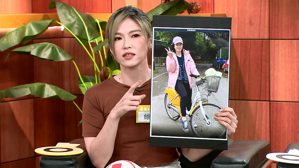 ▲_張維尼在《聚焦2.0》透露脊椎側彎日漸嚴重，導致頸部左側無知覺。（圖／年代提供）