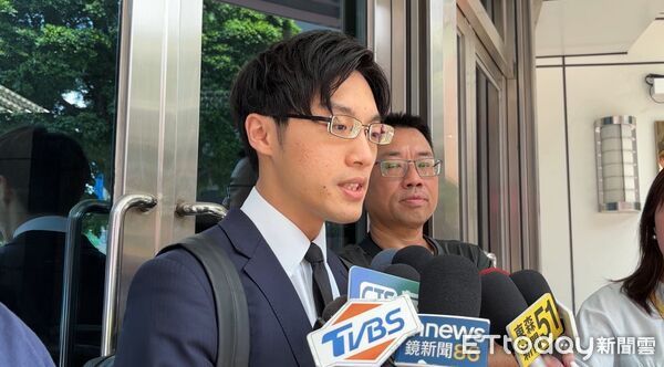 ▲▼▲双榜法律事務所律師張日昌代表邱姓肇事男子到北市中正一分局遞出陳報狀。（圖／記者邱中岳攝）
