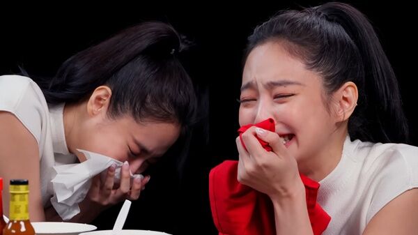 ▲Jennie挑戰吃辣崩潰。（圖／翻攝自YouTube／First We Feast）