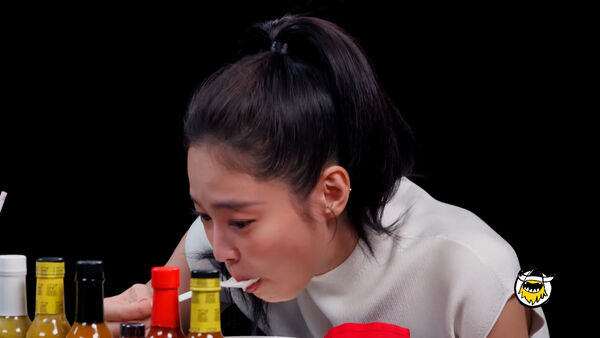 ▲Jennie挑戰吃辣崩潰。（圖／翻攝自YouTube／First We Feast）