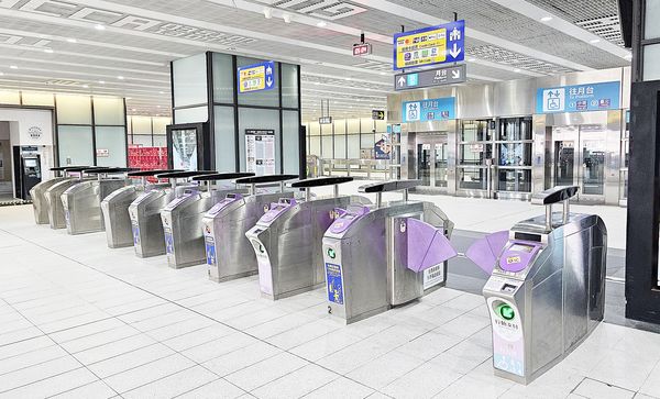 ▲機場捷運桃機第一航廈A12站8座自動收費閘門移設，今天完成後正式啟用，可有效提升旅客通行與使用效益。（圖／桃園捷運公司提供）