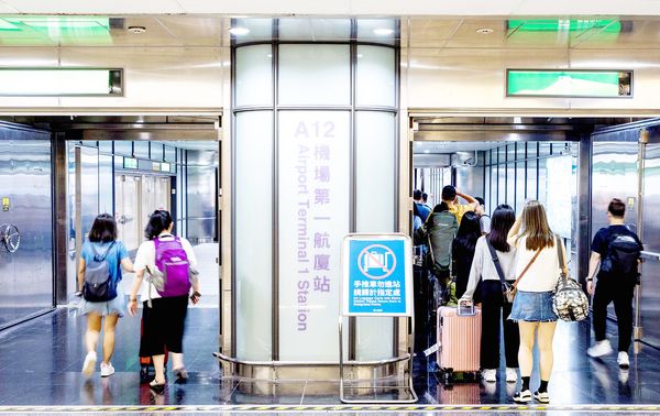 ▲機場捷運桃機第一航廈A12站8座自動收費閘門移設今天完成後正式啟用，可有效提升旅客便利性。（圖／桃園捷運公司提供）
