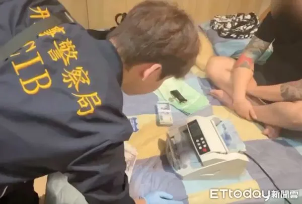 黑幫「新板」2組長合組詐團水房，查扣340萬現金以及瑪莎拉蒂跑車（圖／記者邱中岳翻攝）   