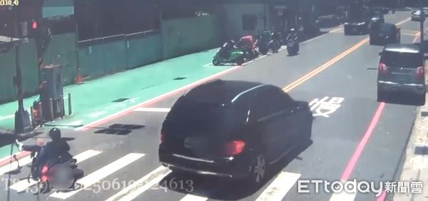 ▲歐男遭撞倒地後，又波及到對向的蔡女。（圖／記者陸運陞翻攝）
