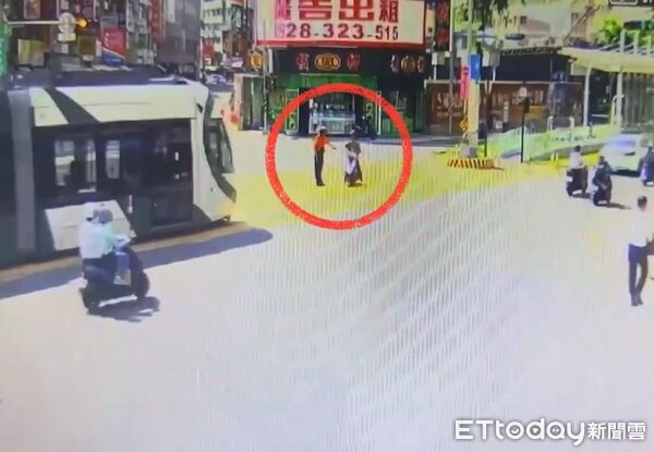 ▲▼今天上午9時許，林姓男子騎機車在輕軌大順路與建興路口繞圈，並停車20分鐘，警方獲報到場將林男勸離。（圖／記者吳世龍翻攝）
