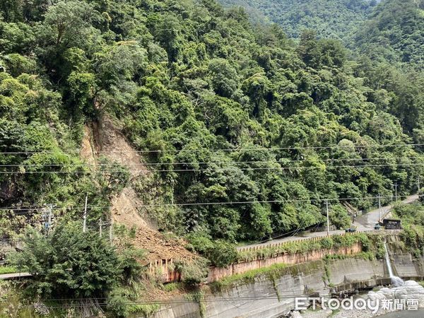 ▲往八仙山國家森林遊樂區入口處邊坡20日下午發生土石崩落事件。（圖／民眾提供，下同）