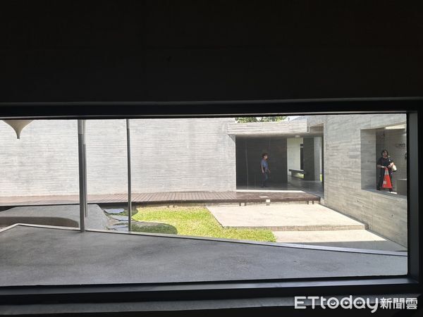 ▲台南左鎮化石園區玻璃窗貼上古生物主題圖樣，不僅吸睛好拍，更能有效降低野鳥撞擊機率。（記者林東良翻攝，下同）