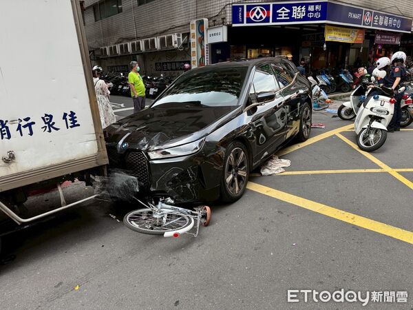 ▲▼             74歲老翁駕駛BMW撞上12輛機車、4輛腳踏車。（圖／記者邱中岳翻攝）