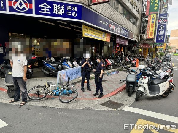 ▲▼ 74歲老翁駕駛BMW撞上12輛機車、4輛腳踏車。（圖／記者黃彥傑翻攝，下同）