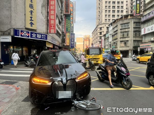 ▲▼ 74歲老翁駕駛BMW撞上12輛機車、4輛腳踏車。（圖／記者黃彥傑翻攝，下同）