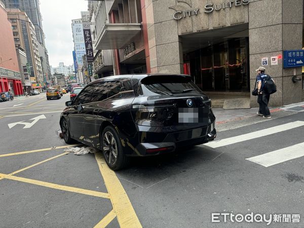 ▲▼ 74歲老翁駕駛BMW撞上12輛機車、4輛腳踏車。（圖／記者黃彥傑翻攝，下同）