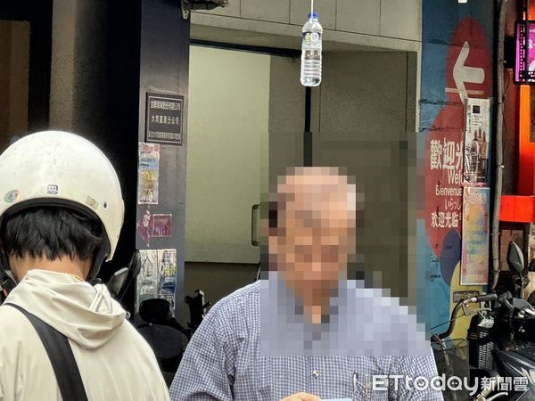 ▲▼ 74歲老翁駕駛BMW撞上12輛機車、4輛腳踏車。（圖／記者黃彥傑翻攝，下同）