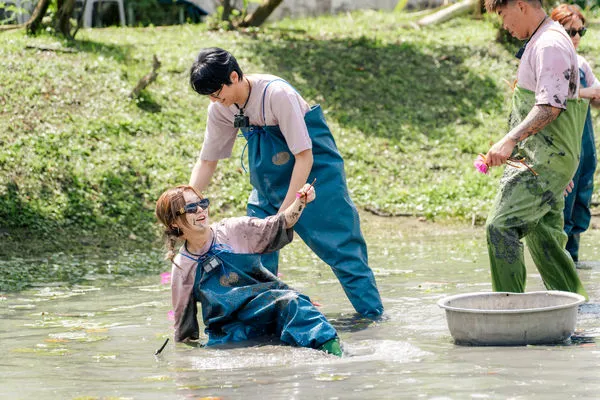 ▲美聲天后周蕙（左）擔任小幫手右為白安。（圖／好看娛樂）