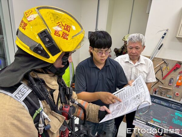 ▲消防局第六大隊進駐南山大樓與新光三越實地踏勘，強化突發災害應變能力。（記者林東良翻攝，下同）