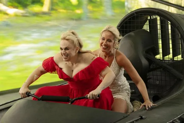 ▲《超硬伴娘》瑞貝爾威爾森（中右）、安娜坎普（中左）在片中大展即興搞笑功力。（圖／采昌提供）