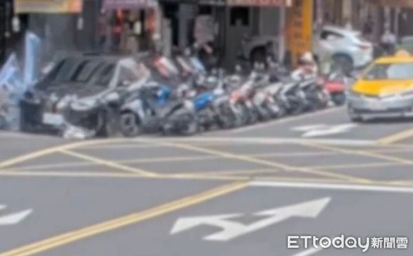 ▲▼3百萬電動車起步，不明原因向前衝，撞上行人以及16台機車、腳踏車。（圖／記者邱中岳翻攝）
