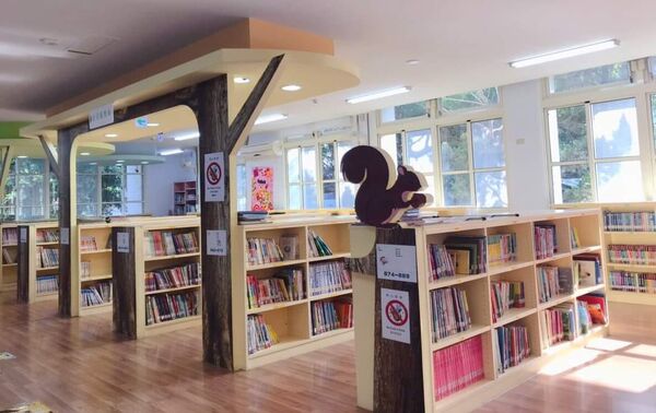 ▲鹿港鎮立圖書館出現怪男強脫女童襪子拍照。（圖／翻攝自鹿港鎮立圖書館）