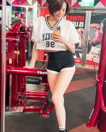 ▲林佳儀身穿短版上衣與短褲，秀出勻稱的好身材。（圖／翻攝自Facebook／林佳儀 Mira.Nisa Lin）