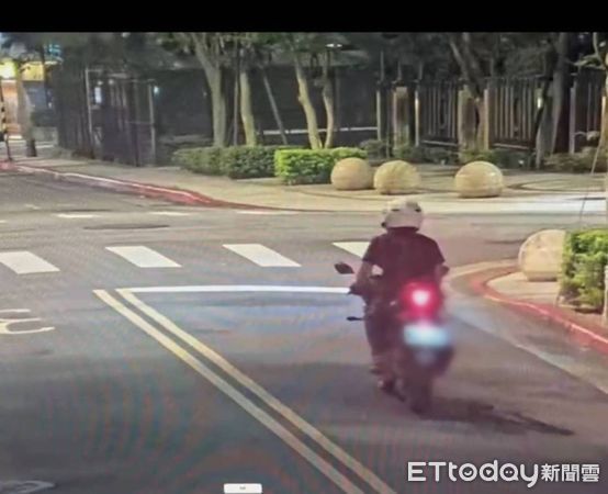 ▲▼ 監視器拍到21歲吳男對李正皓犯案後逃逸的身影    。（圖／記者潘鳳威攝）